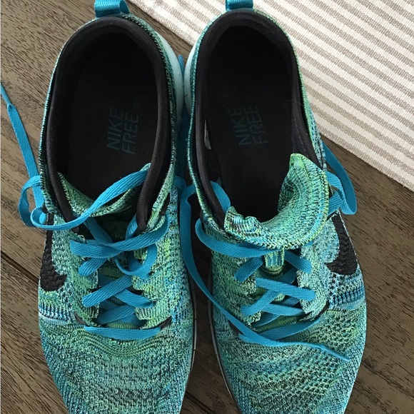 Ladies, size 8 Nike runners - Picture 4 of 5